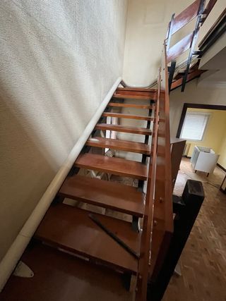 Silla salvaescaleras beige y blanca Como nueva