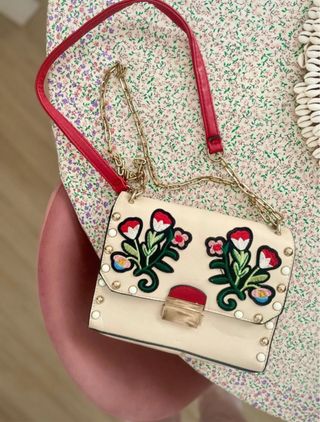 Bolso Beige y Rojo con Flores