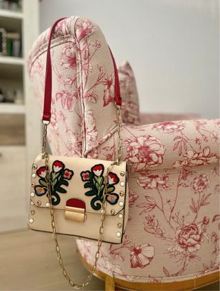 Bolso Beige y Rojo con Flores