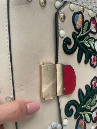 Bolso Beige y Rojo con Flores