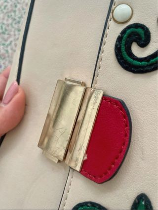 Bolso Beige y Rojo con Flores