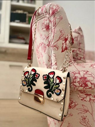 Bolso Beige y Rojo con Flores