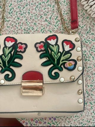 Bolso Beige y Rojo con Flores