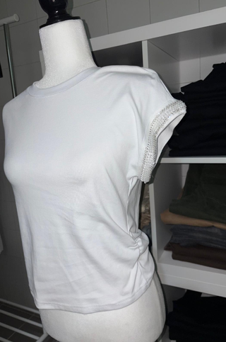 Camiseta blanca con pedrería talla S.Tienda online