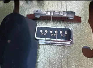 GRETSCH G5126 Guitarra Eléctrica Dorada