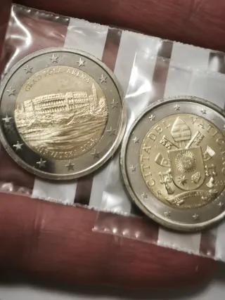 Lote 2 Monedas 2€ 2025: Pula Arena + Vaticano