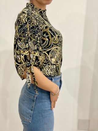 Blusa negra con estampado dorado
