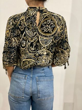 Blusa negra con estampado dorado