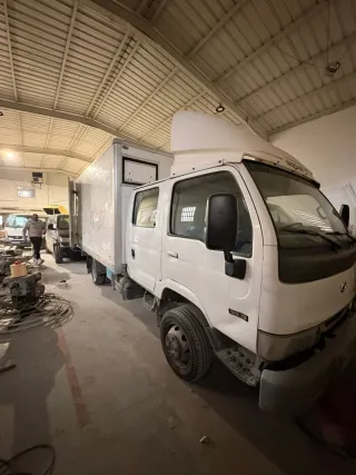 Camión blanco con matrícula 2006