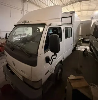 Camión blanco con matrícula 2006