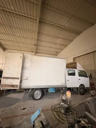 Camión blanco con matrícula 2006