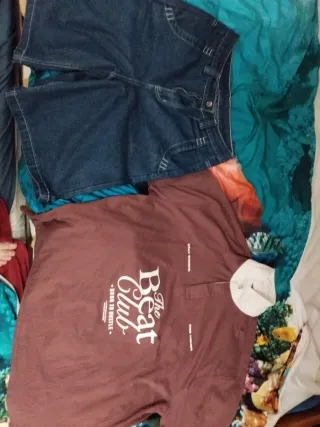 Camisa roja baggy y pantalón jort azul baggy