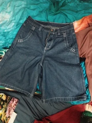 Camisa roja baggy y pantalón jort azul baggy