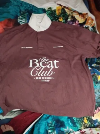 Camisa roja baggy y pantalón jort azul baggy