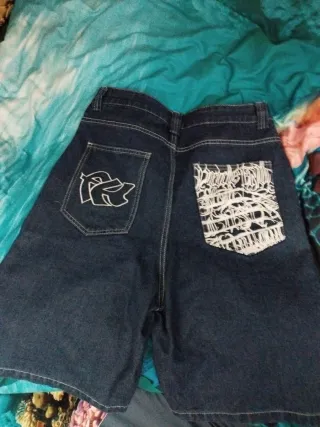 Camisa roja baggy y pantalón jort azul baggy