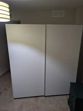 Armario blanco de madera