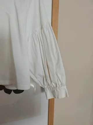 Sudadera Bershka blanca manga abullonada