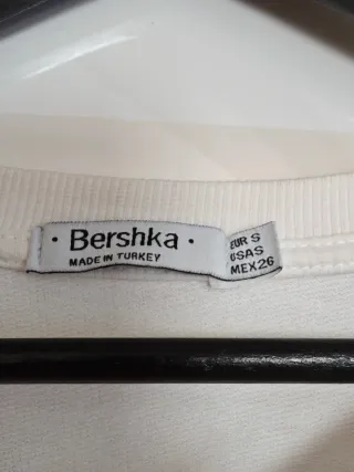 Sudadera Bershka blanca manga abullonada