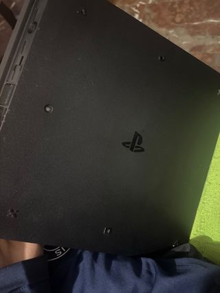 PS4 Slim Negra (sin mando ni juegos)