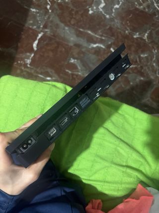 PS4 Slim Negra (sin mando ni juegos)
