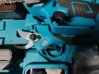 Kit Potatura 48V: Motosega + Forbici + 2 Batterie