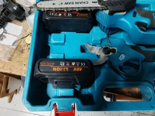 Kit Potatura 48V: Motosega + Forbici + 2 Batterie