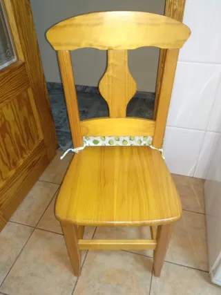 Mesa, sillas y alacena de cocina madera.