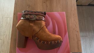 Botines marrones con detalles boho