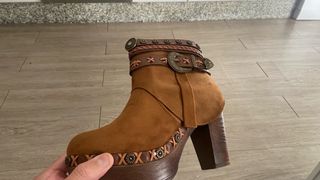 Botines marrones con detalles boho