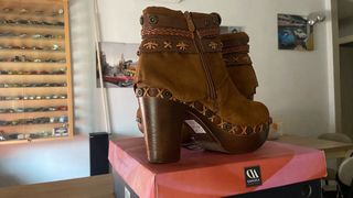 Botines marrones con detalles boho