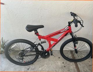 Bicicleta de montaña roja