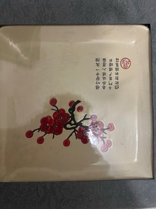 Set vajilla japonesa con flores rojas