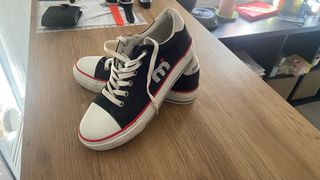 Zapatillas Mistral Negras,blancas con detalles