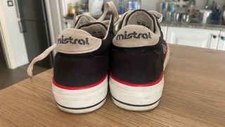 Zapatillas Mistral Negras,blancas con detalles