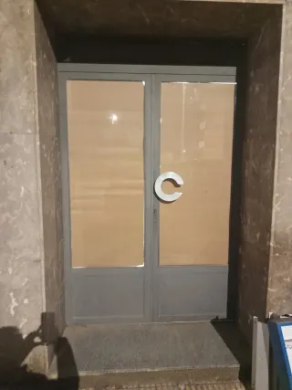 Puerta de hierro con tirador