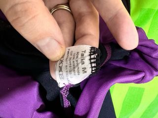 Leggings deportivos negros con morado