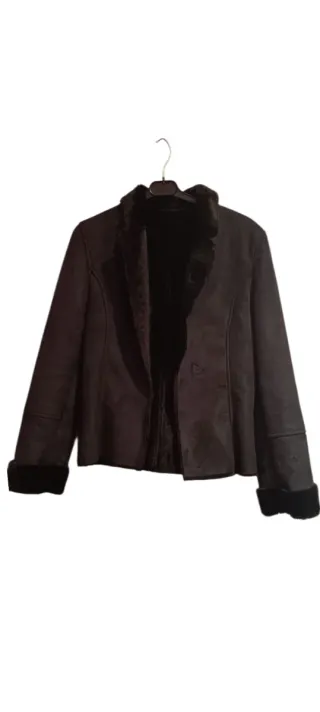 Chaqueta negra con forro de pelo