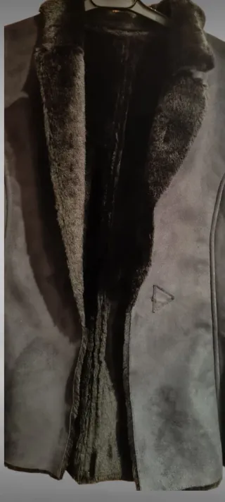 Chaqueta negra con forro de pelo