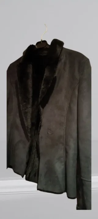 Chaqueta negra con forro de pelo