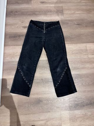 Pantalón vaquero negro con tachuelas