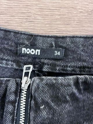 Pantalón vaquero negro con tachuelas