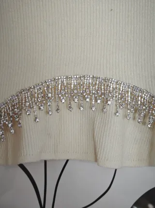 Jersey crop Zara beige con brillantes