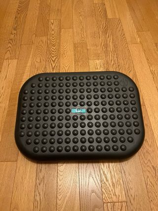 Appoggiapiedi nero con rilievi