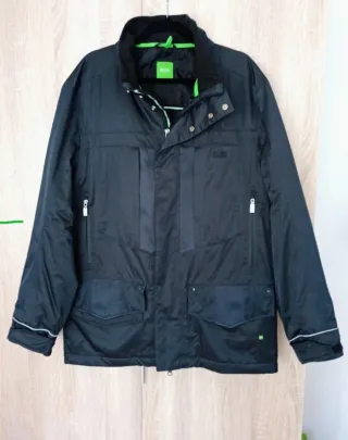 Chaqueta BOSS Gris Oscuro con tiras reflectantes.