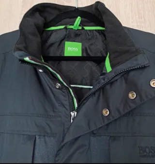 Chaqueta BOSS Gris Oscuro con tiras reflectantes.