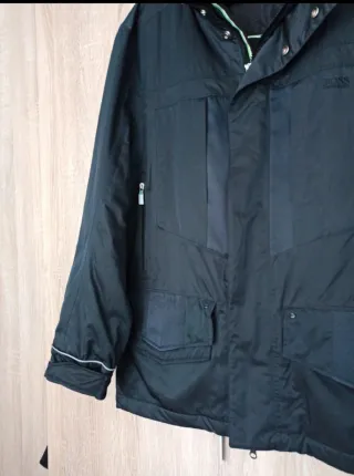 Chaqueta BOSS Gris Oscuro con tiras reflectantes.