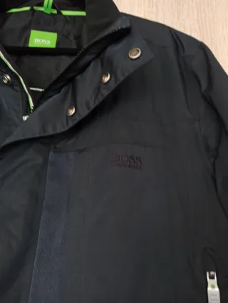 Chaqueta BOSS Gris Oscuro con tiras reflectantes.