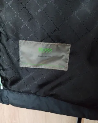 Chaqueta BOSS Gris Oscuro con tiras reflectantes.