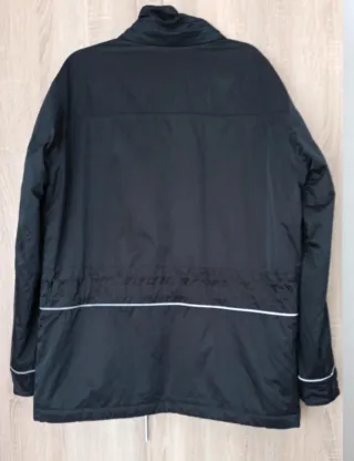 Chaqueta BOSS Gris Oscuro con tiras reflectantes.