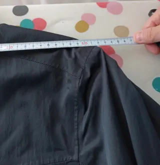 Chaqueta BOSS Gris Oscuro con tiras reflectantes.